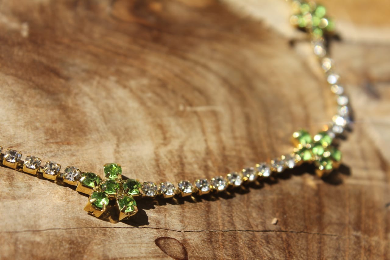 MULTIPLE GREEN FLOWERS CRYSTAL NECKLACE