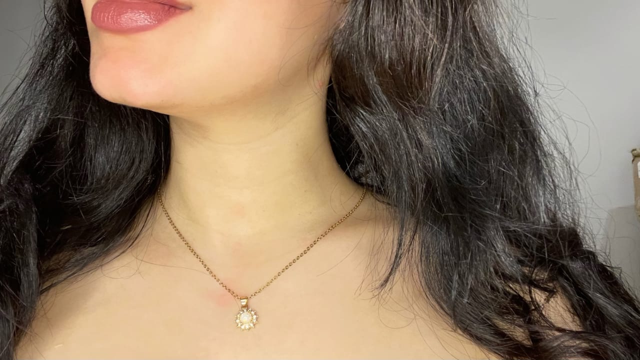 GOLD NECKLACE WITH ROSE PEARL