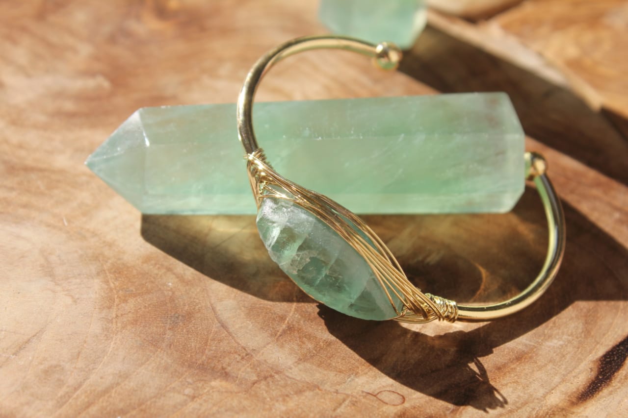 ENGRAVED CUFF GREEN STONE GOLD BRACELET