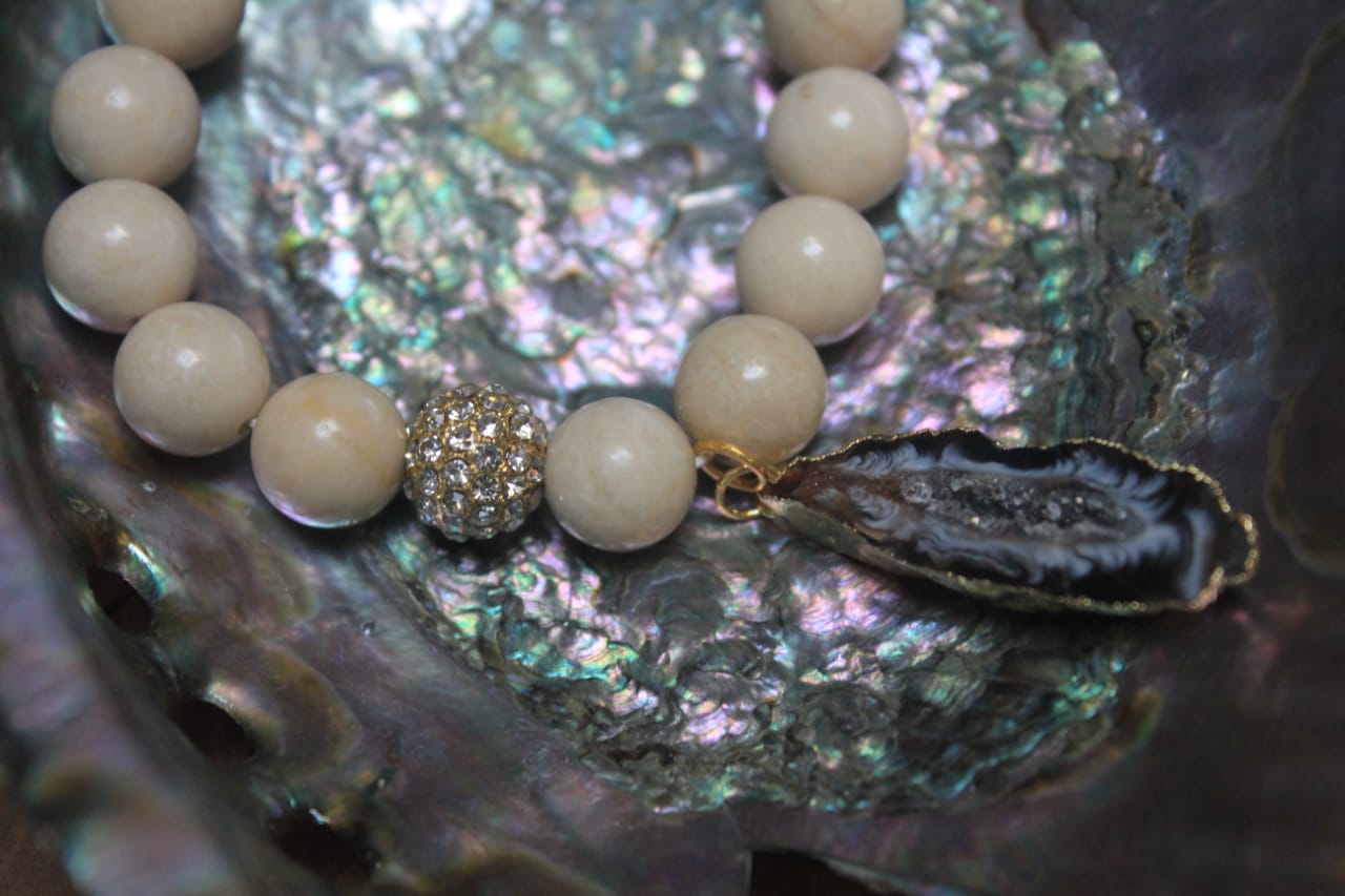 MULTIPLE WHITE PEARLS PLATED BRACELET