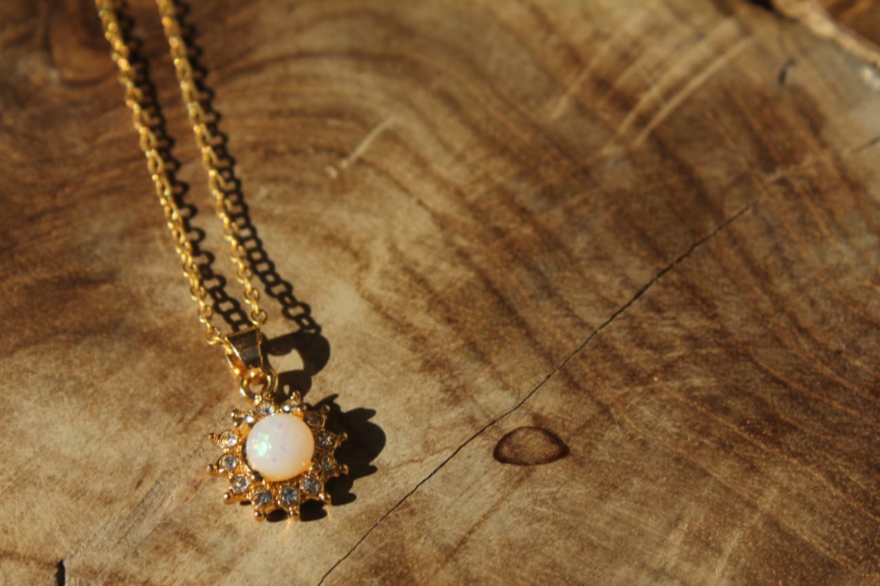 GOLD NECKLACE WITH ROSE PEARL