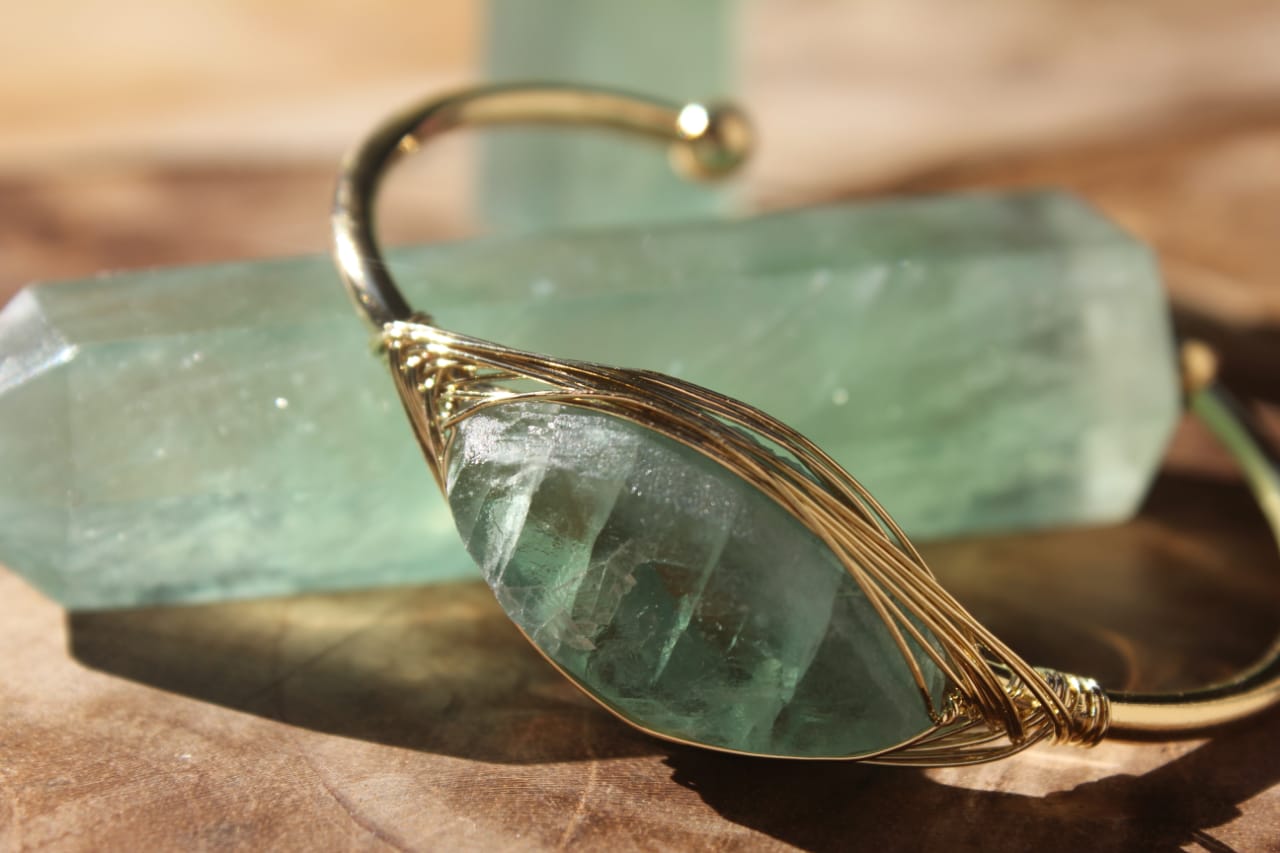 ENGRAVED CUFF GREEN STONE GOLD BRACELET