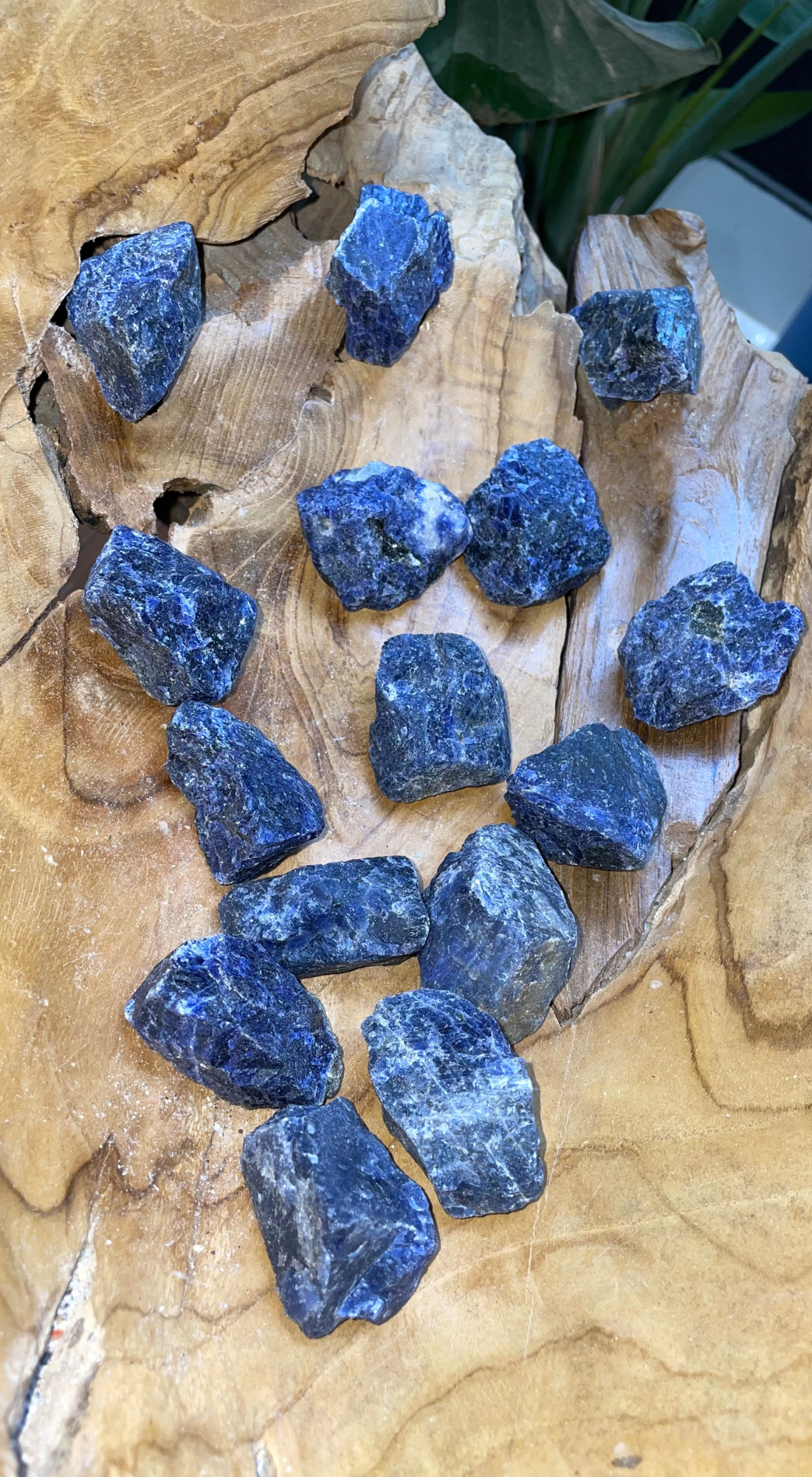 MEDIUM KYANITE