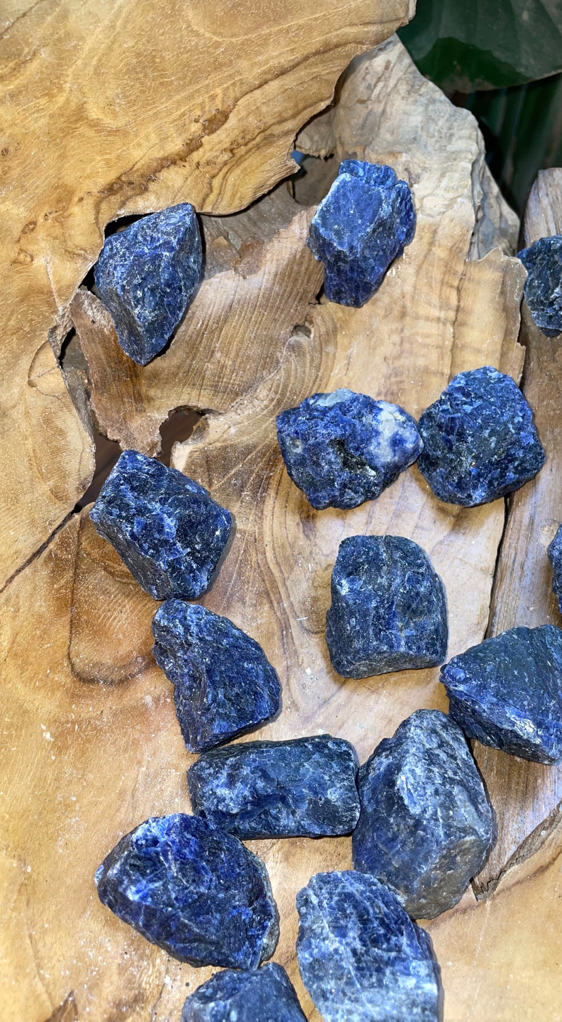 MEDIUM KYANITE