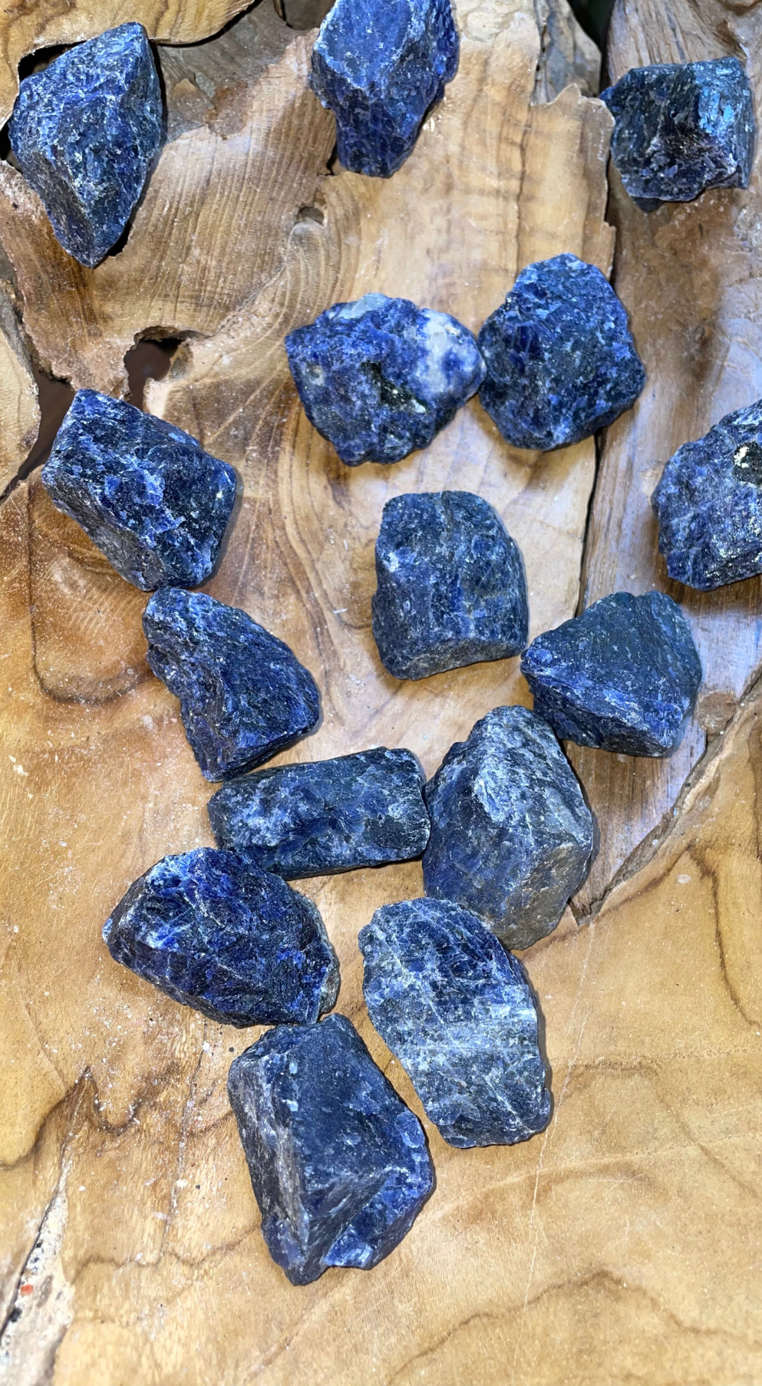 MEDIUM KYANITE