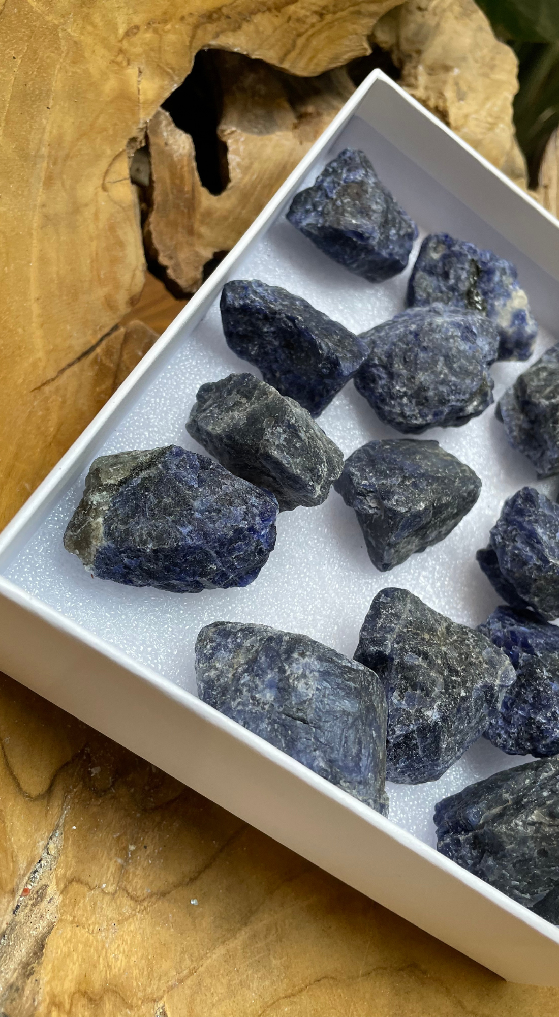 MEDIUM KYANITE