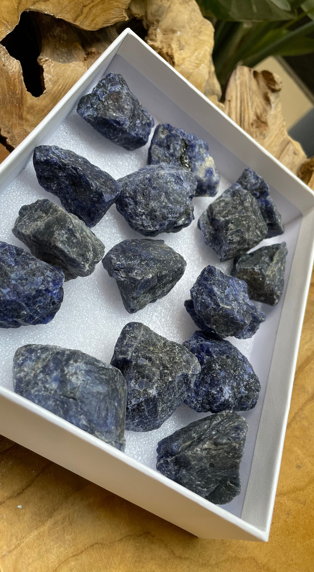 MEDIUM KYANITE