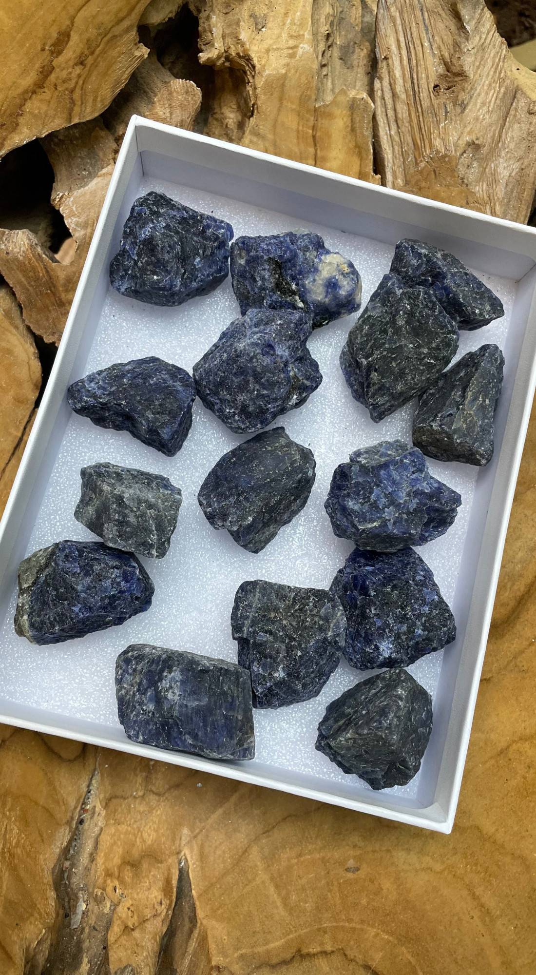 MEDIUM KYANITE