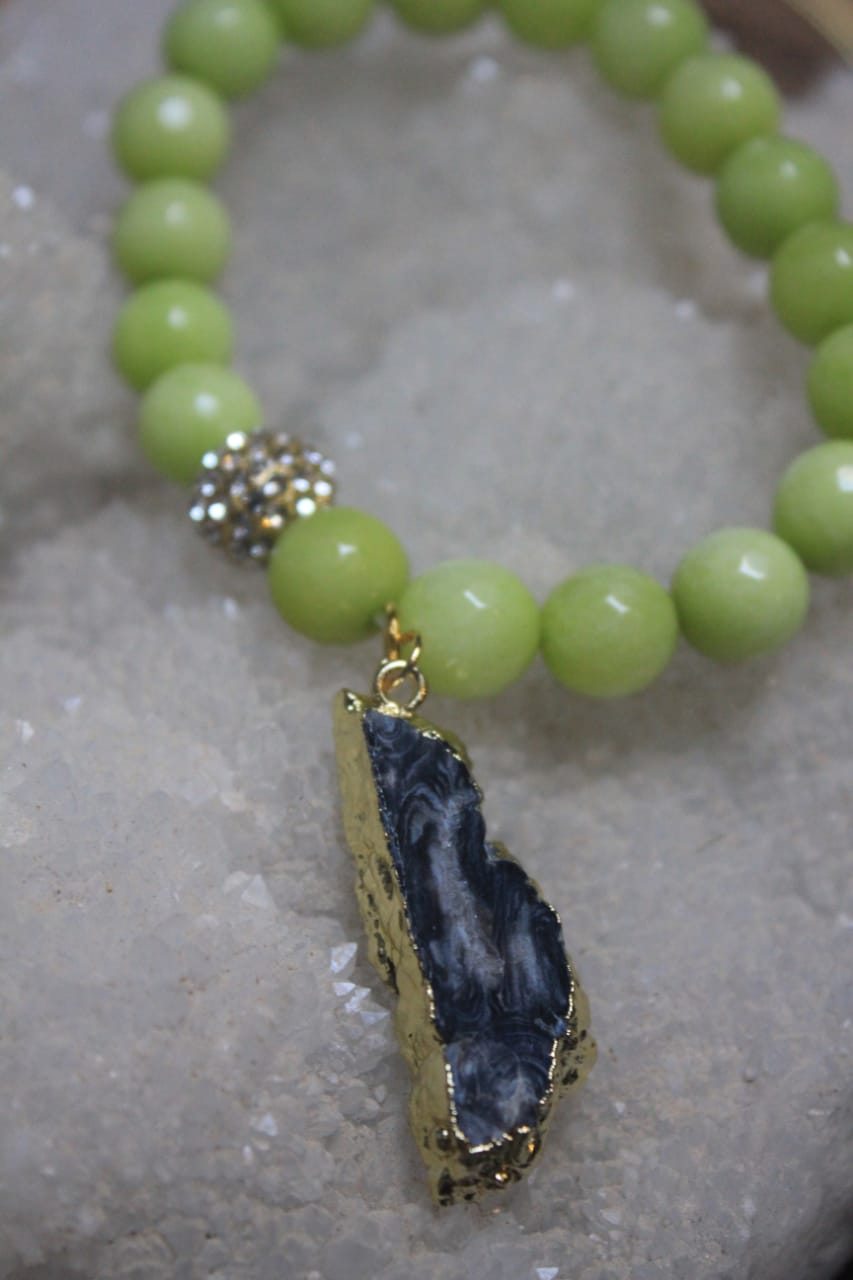 GREEN PEARLS BRACELET WITH DROP STONE