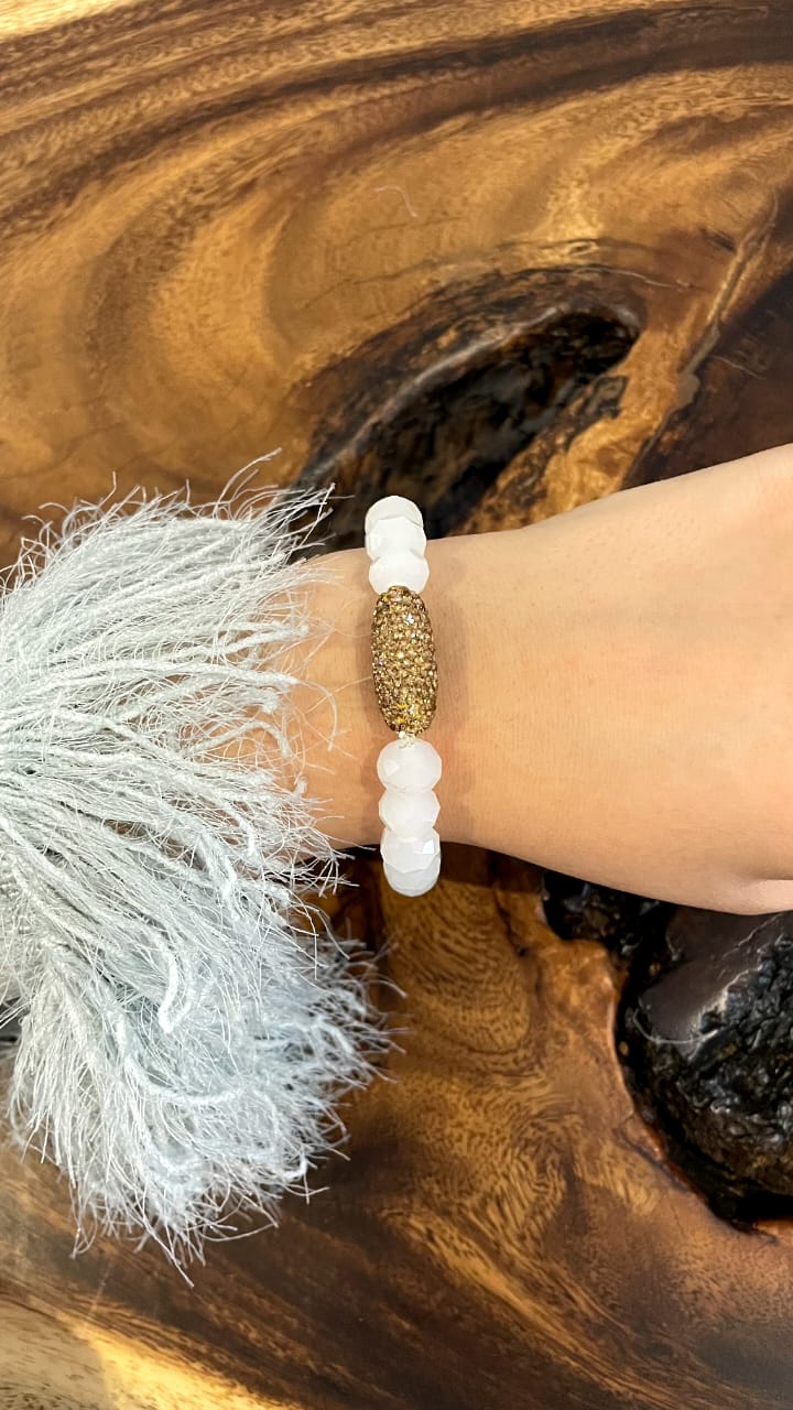 WHITE PEARLS BRACELET WITH GOLD PIECE