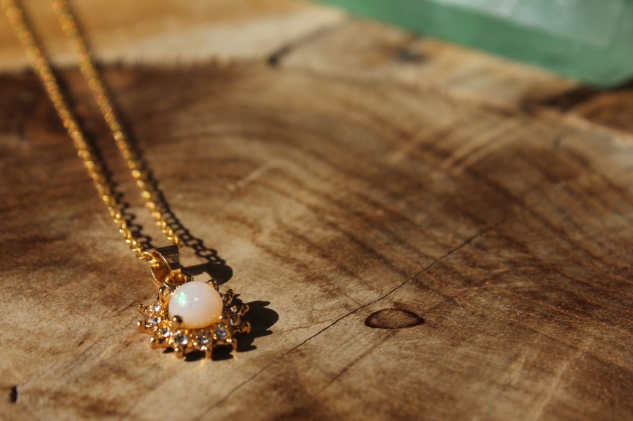 GOLD NECKLACE WITH ROSE PEARL