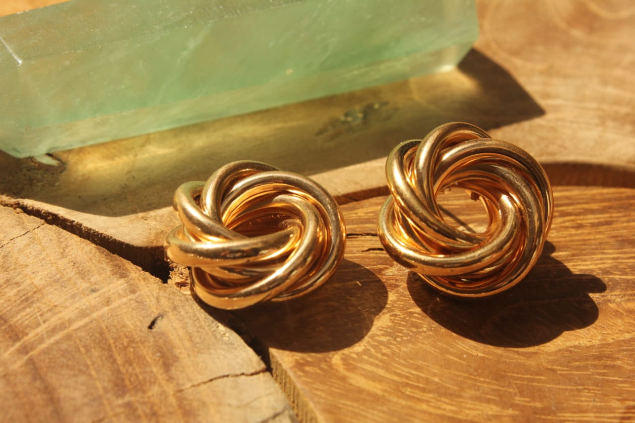THICK LOVE KNOT HOOP EARRING