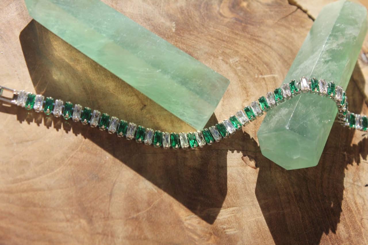 MULTIPLE GREEN & WHITE DIAMONDS BRACELET