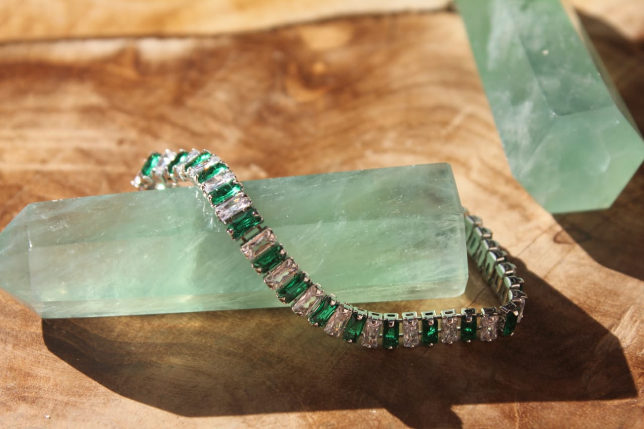 MULTIPLE GREEN & WHITE DIAMONDS BRACELET