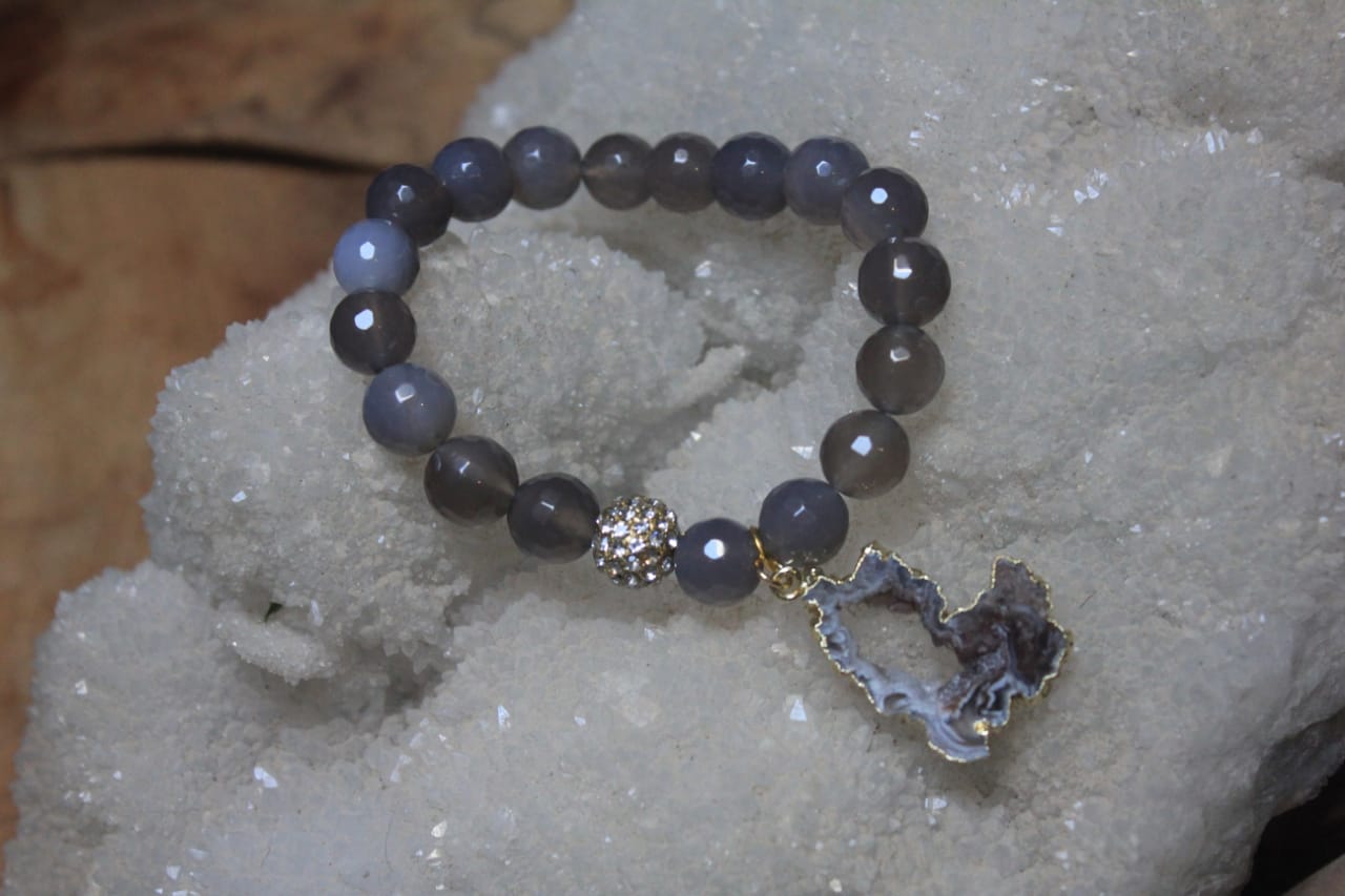 MULTIPLE GRAY PEARLS BRACELET WITH HEART