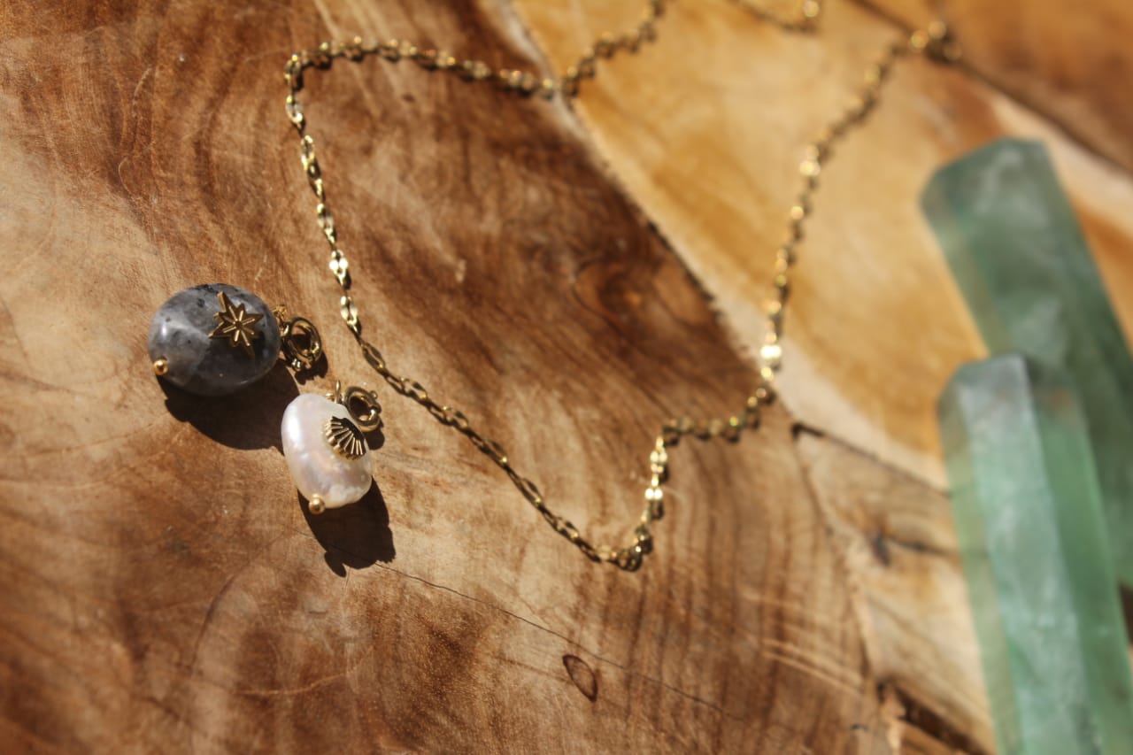 BLACK & WHITE GEMSTONES GOLD NECKLACE