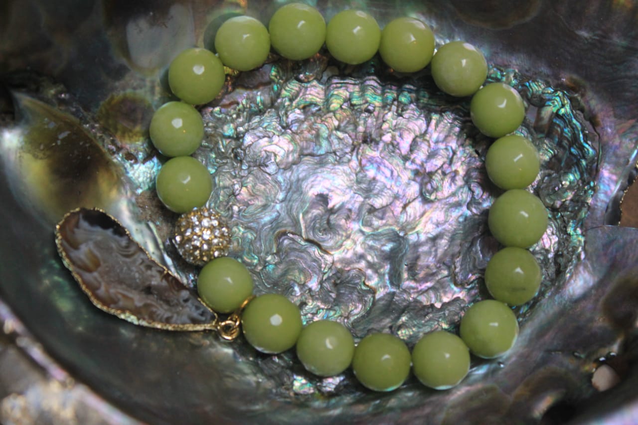 GREEN PEARLS BRACELET WITH DROP STONE