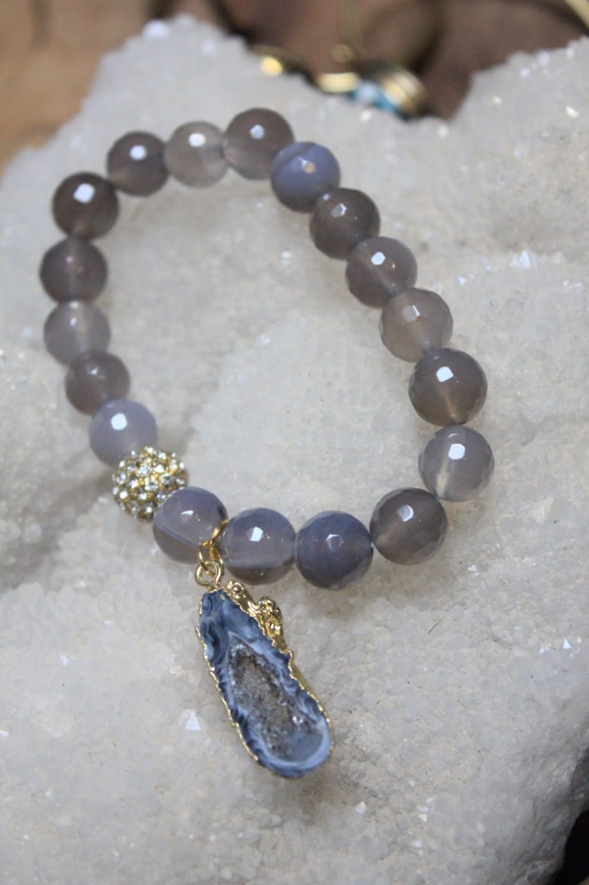 GRAY PEARLS BRACELET WITH DROP STONE