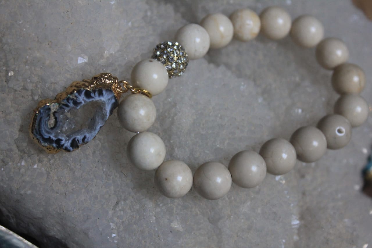 WHITE PEARLS BRACELET WITH DROP STONE