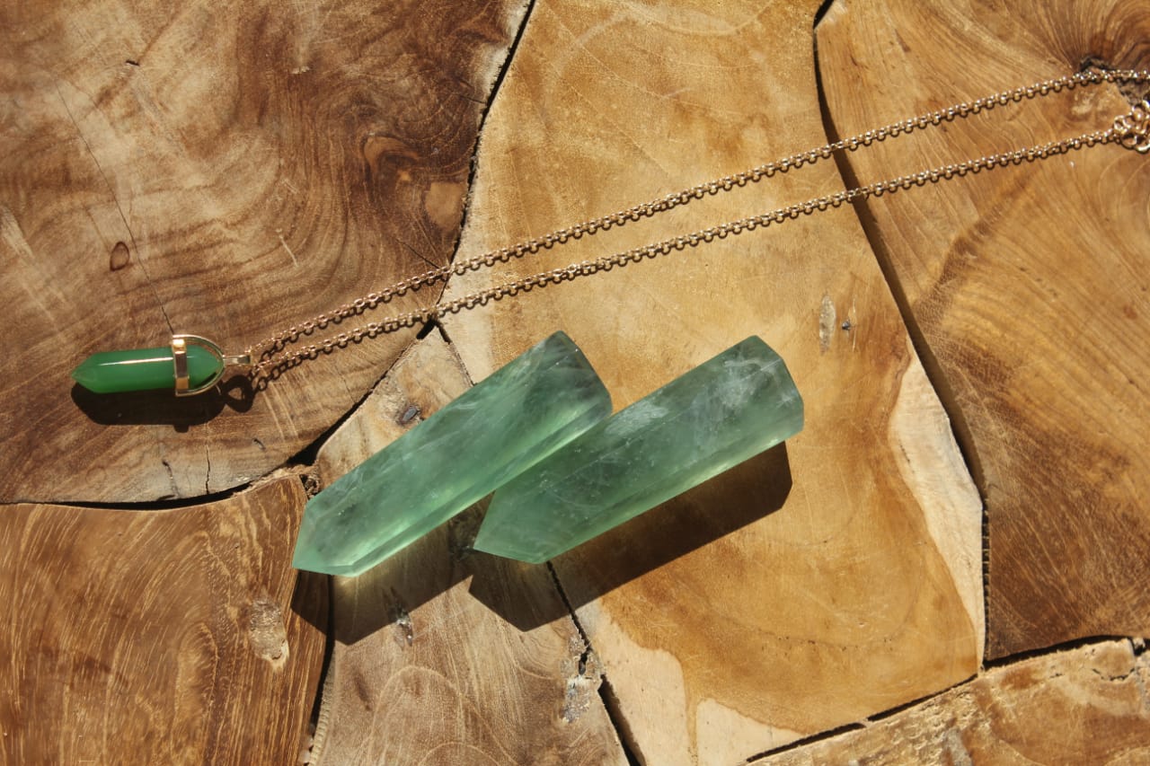 GREEN LONG STONE GOLD NECKLACE