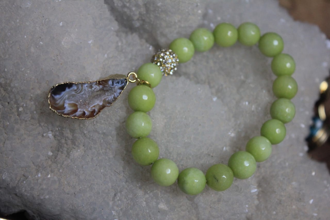 GREEN PEARLS BRACELET WITH DROP STONE