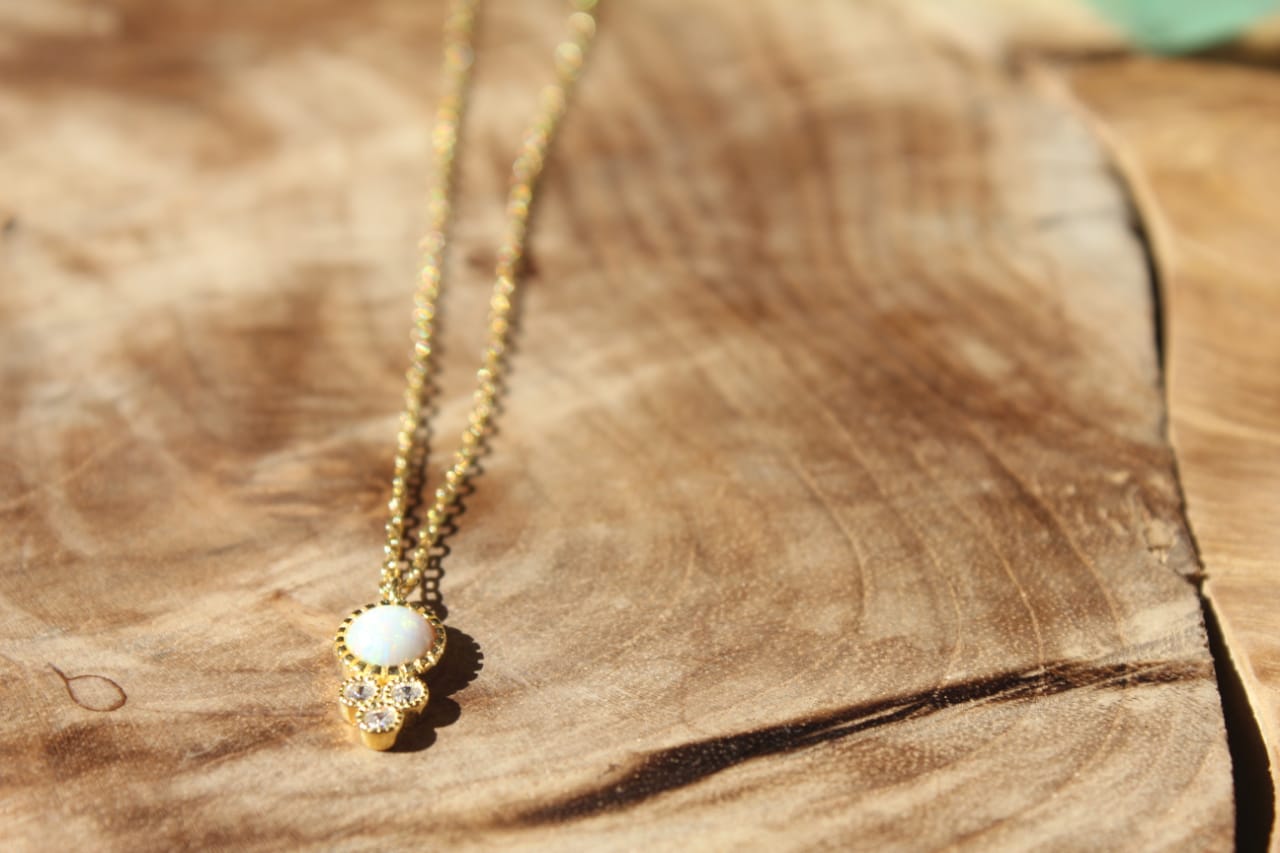 GOLD NECKLACE WITH WHITE DIAMOND STONE