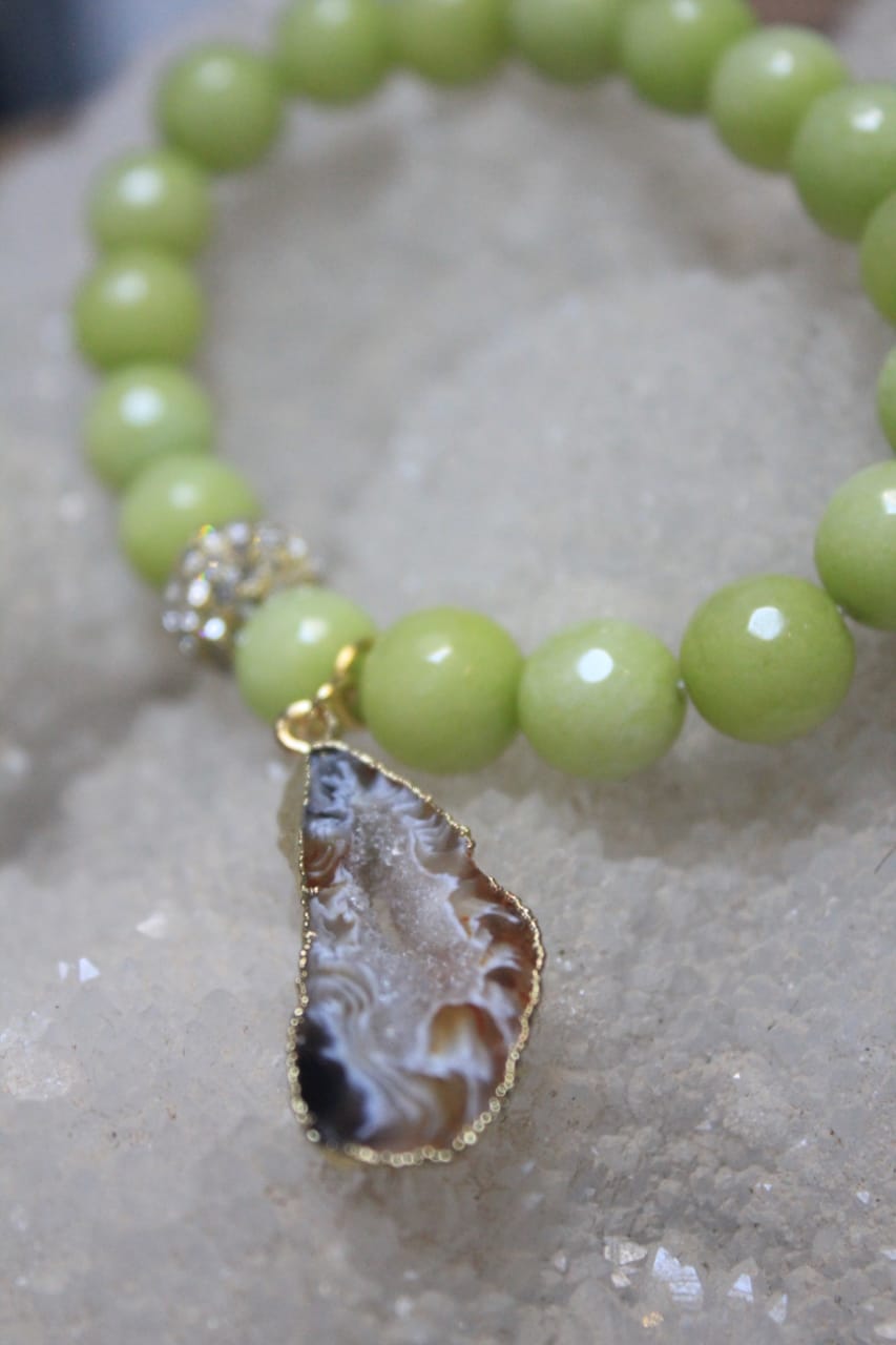 GREEN PEARLS BRACELET WITH DROP STONE