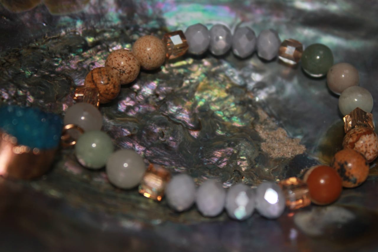 MULTIPLE COLORS PEARLS BRACELET WITH BLUE DROP STONE