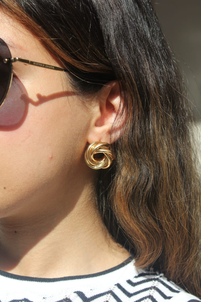 THICK LOVE KNOT HOOP EARRING
