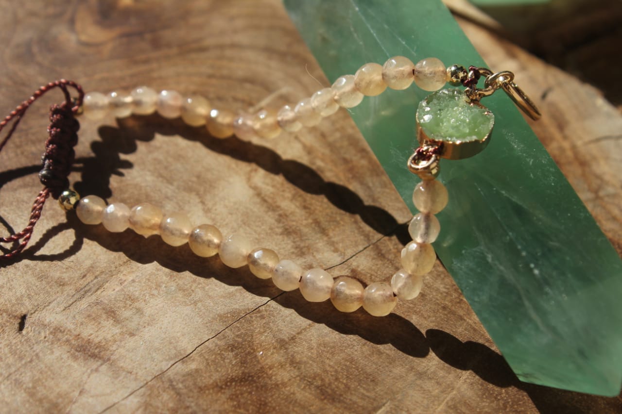 COOL BEIGE PEARLS BRACELET WITH GREEN STONE