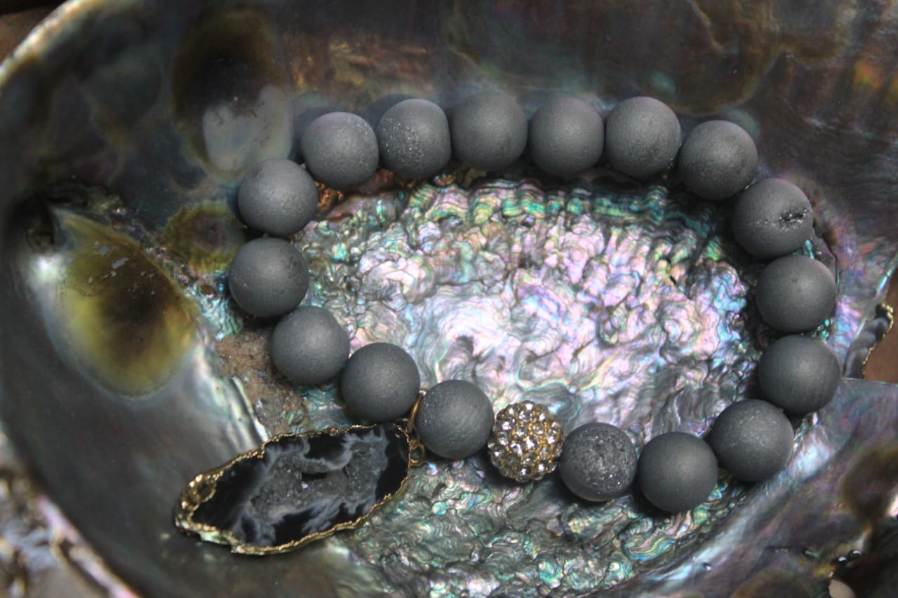 GRAY PEARLS BRACELET WITH DROP STONE