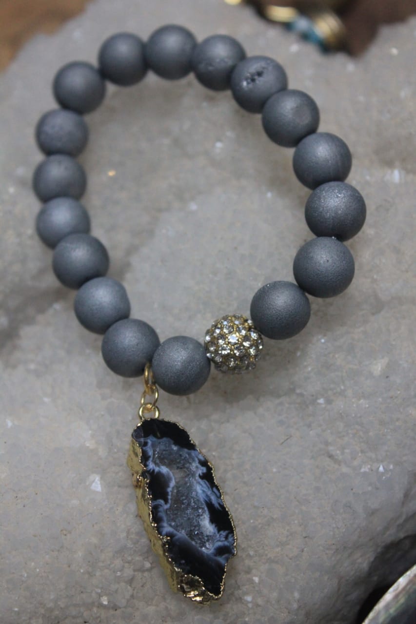 GRAY PEARLS BRACELET WITH DROP STONE