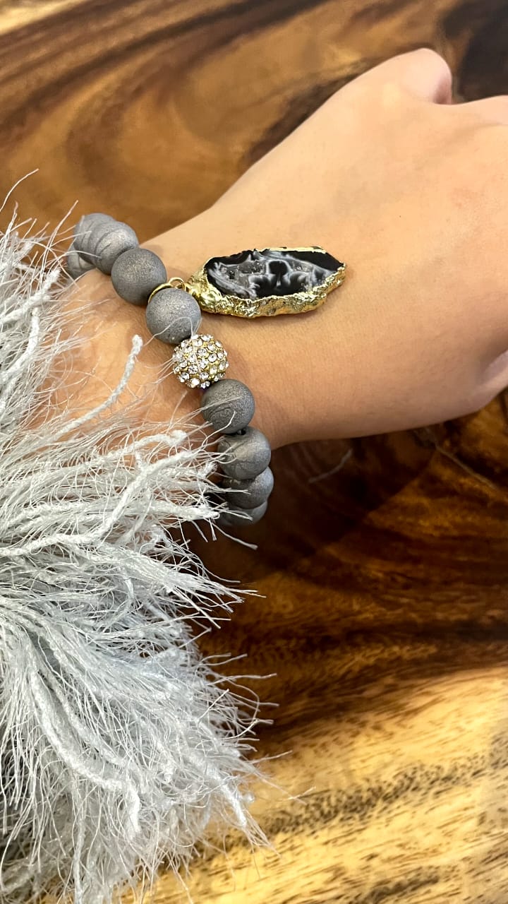 GRAY PEARLS BRACELET WITH DROP STONE