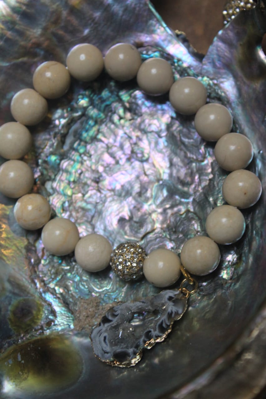 WHITE PEARLS BRACELET WITH DROP STONE