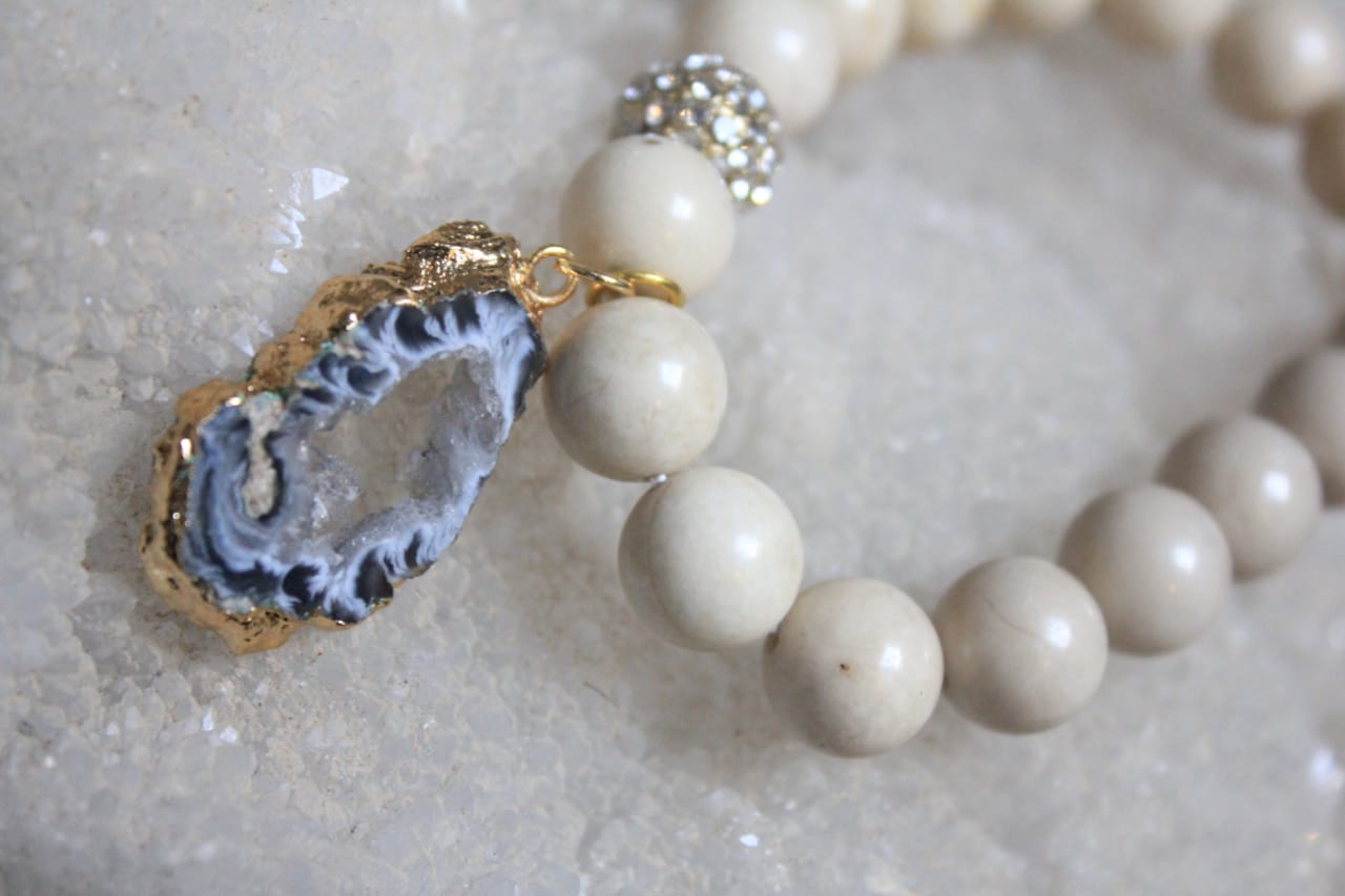 WHITE PEARLS BRACELET WITH DROP STONE