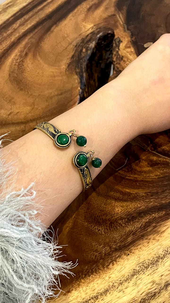 HAND COPPER GOLD BRACELET WITH GREEN STONES