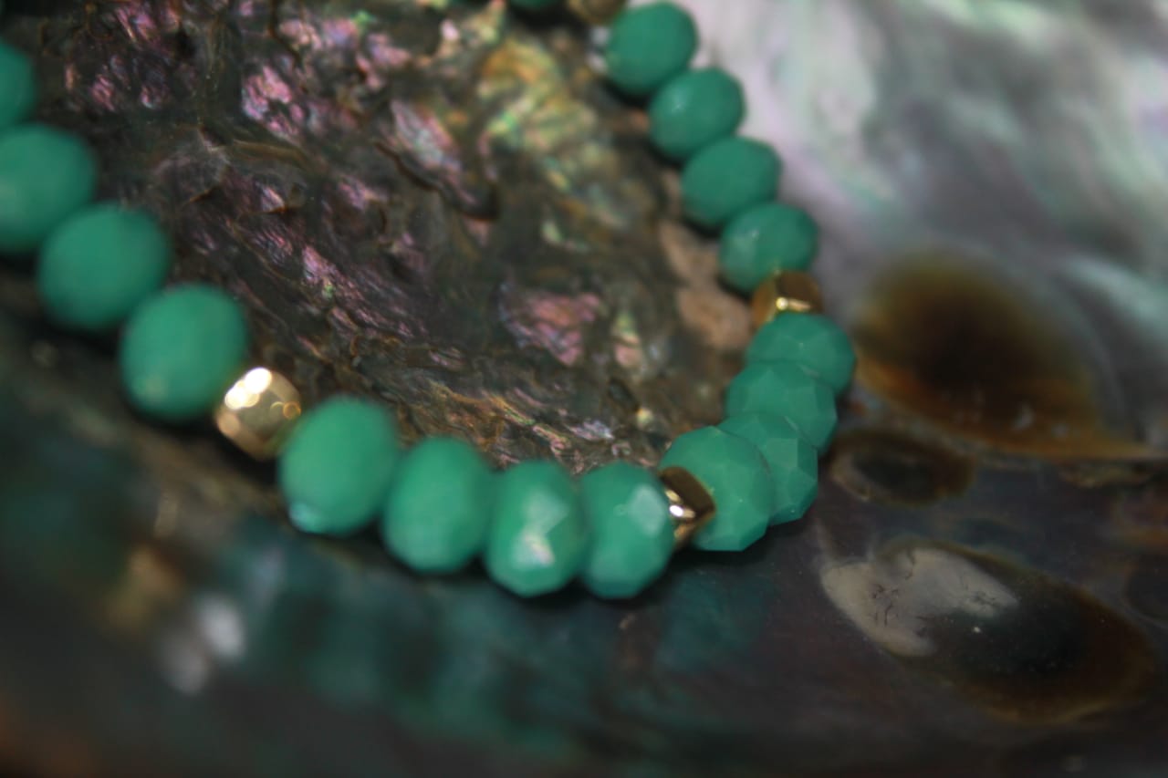 GREEN PEARLS BRACELET WITH GOLD SQUARES