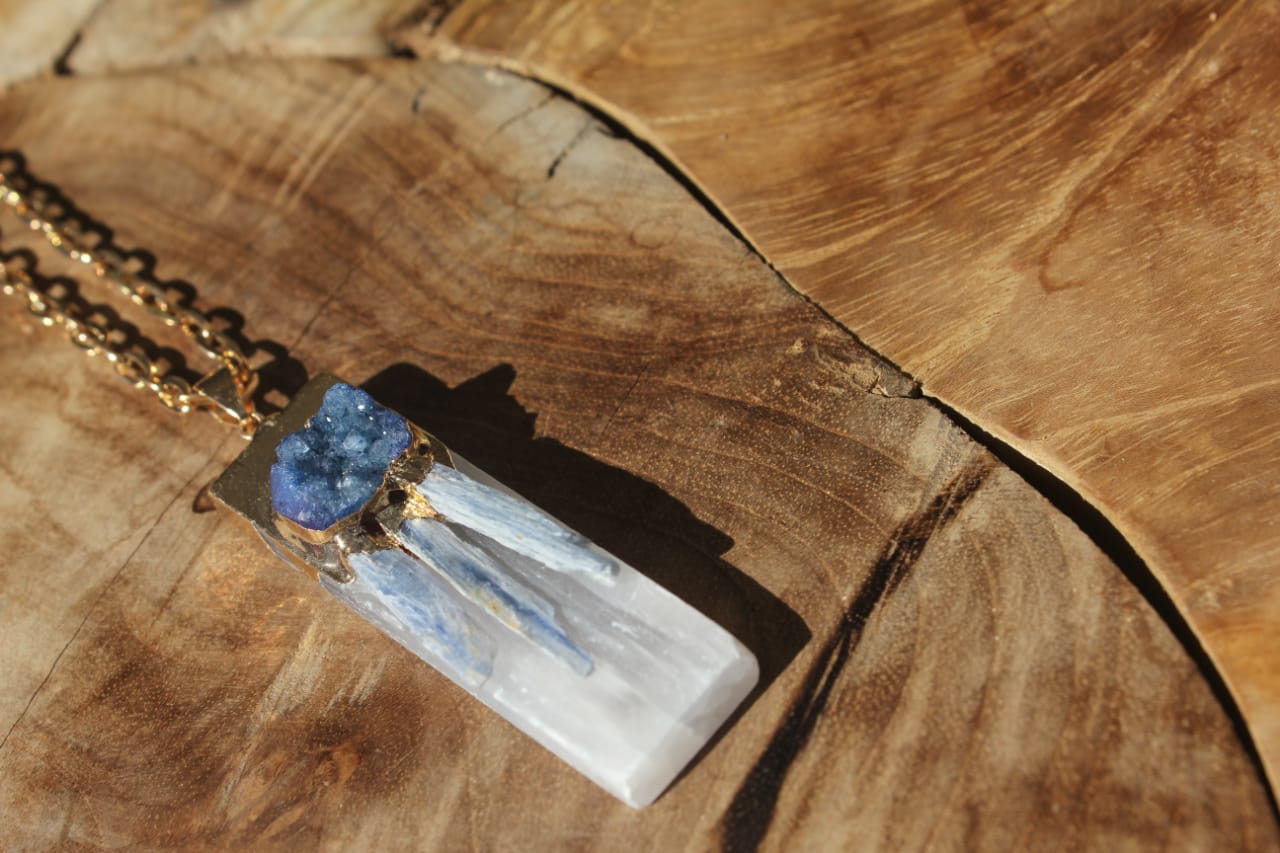 GOLD NECKLACE WITH RECTANGULAR WHITE STONE