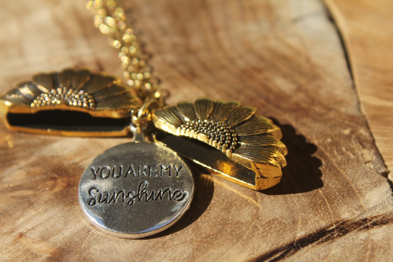 GOLD NECKLACE WITH DIVIDED GOLDEN FLOWER