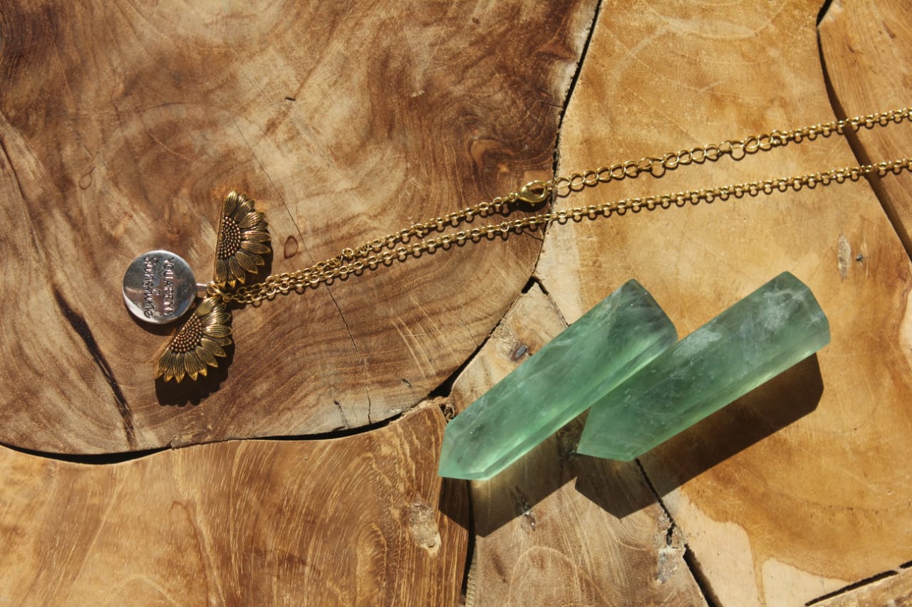 GOLD NECKLACE WITH DIVIDED GOLDEN FLOWER