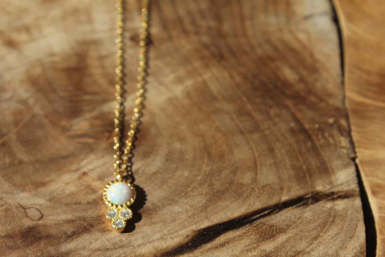 GOLD NECKLACE WITH WHITE DIAMOND STONE