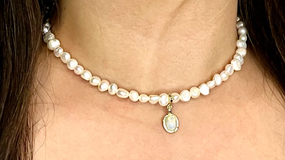 WHITE PEARLS NECKLACE