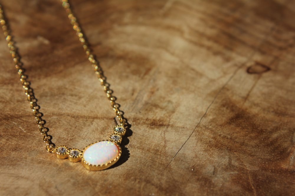 WHITE PEARL STONE GOLD NECKLACE