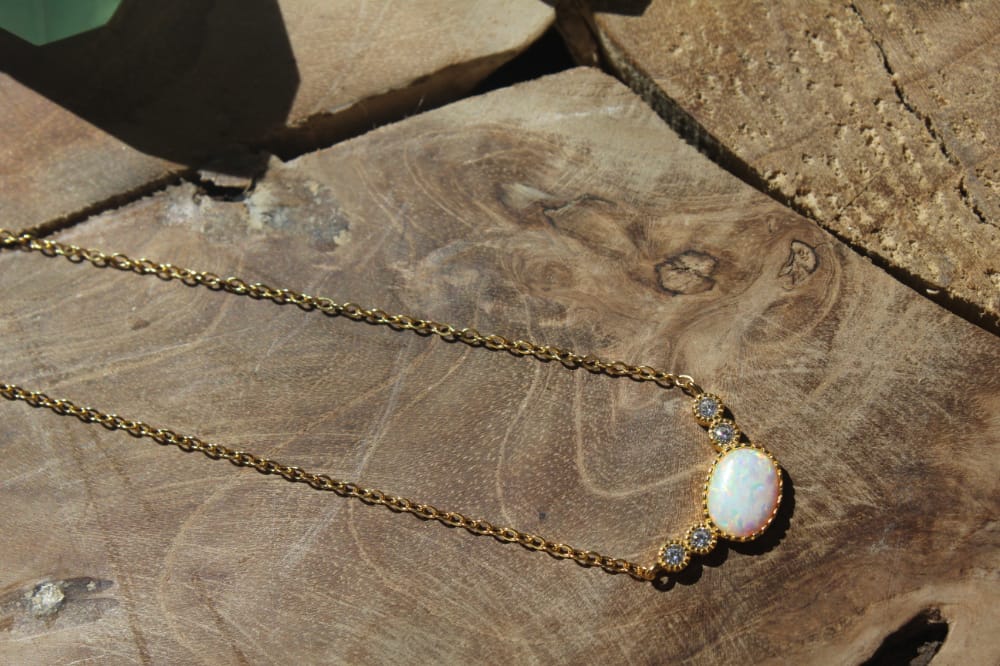 WHITE PEARL STONE GOLD NECKLACE