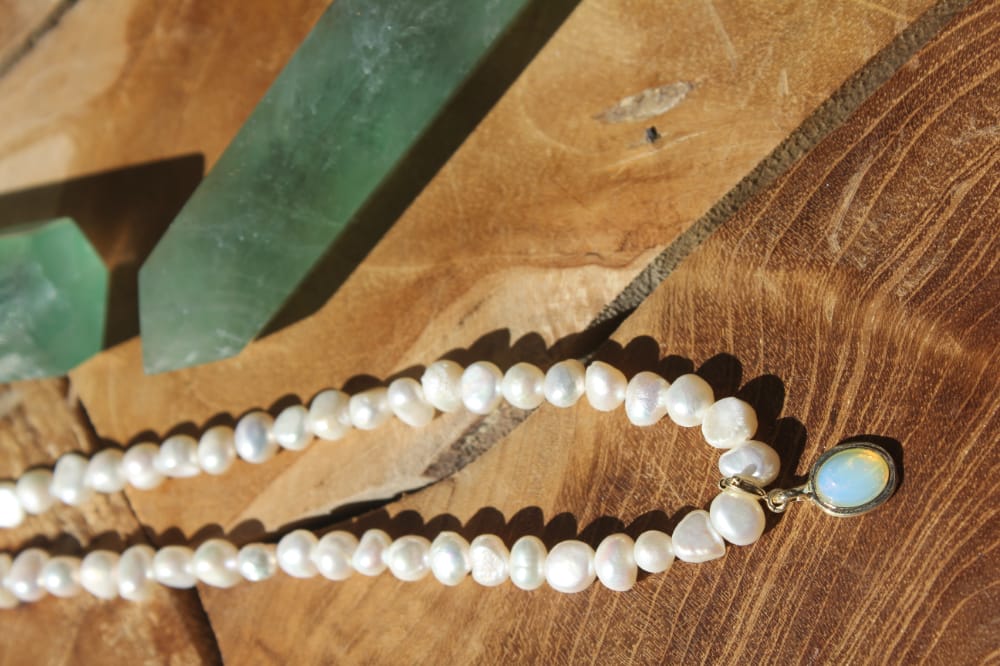 WHITE PEARLS NECKLACE