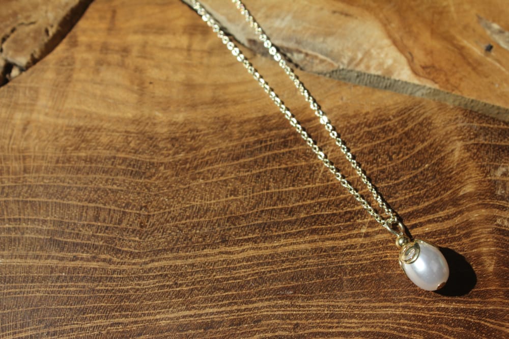 GOLD NECKLACE WITH WHITE PEARL