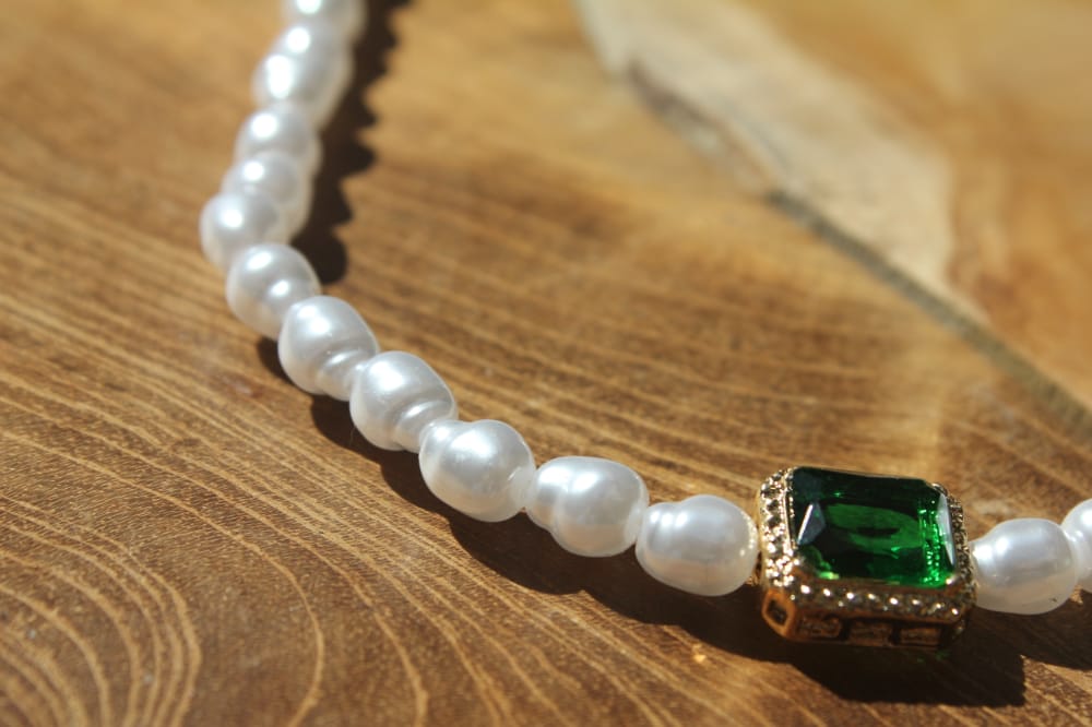 GREEN STONE WHITE PEARLS NECKLACE