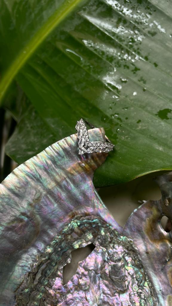 MULTIPLE WHITE DIAMONDS SILVER RING