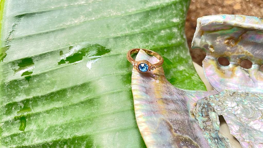 BLUE DIAMOND GOLD RING