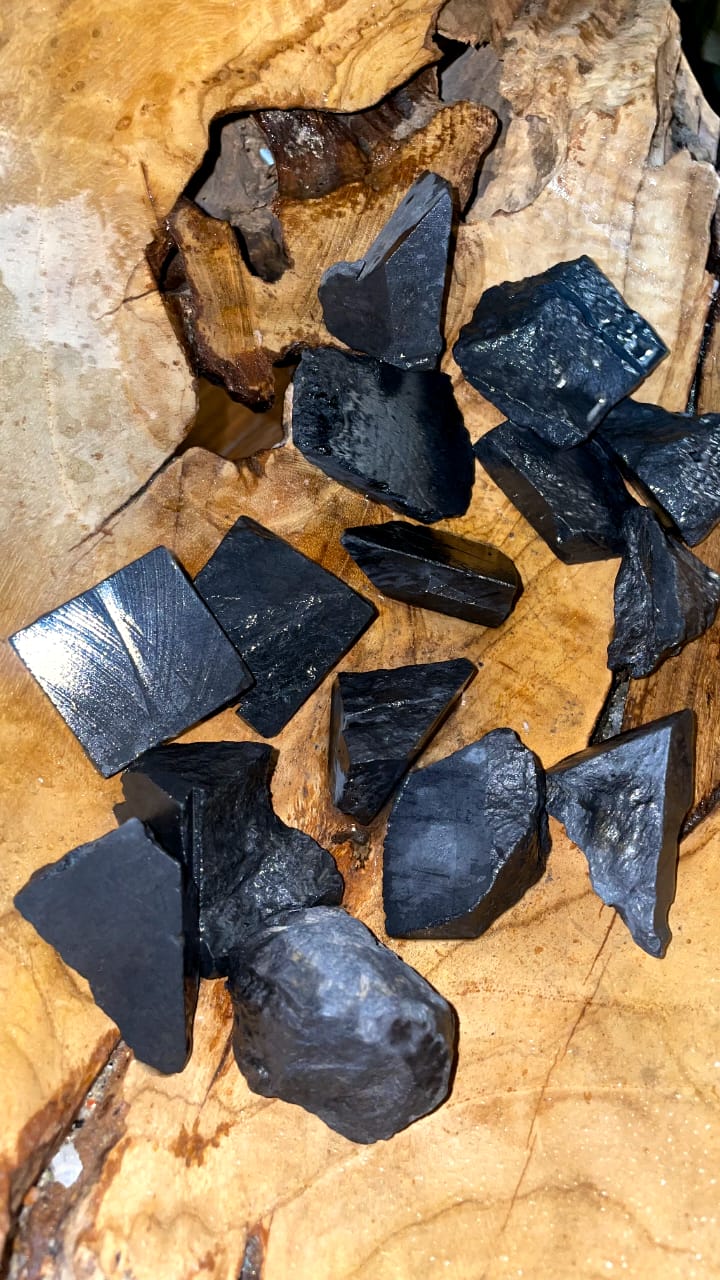 SMALL SCHUNGITE